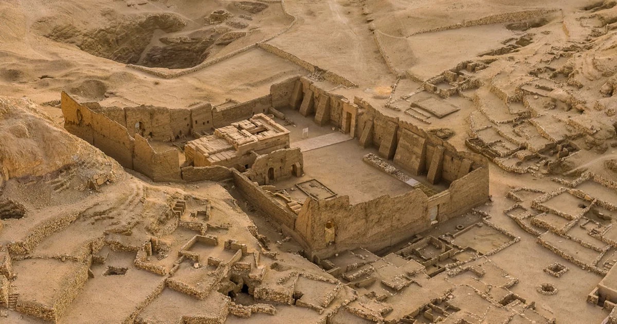 Deir el-Medina village ruins